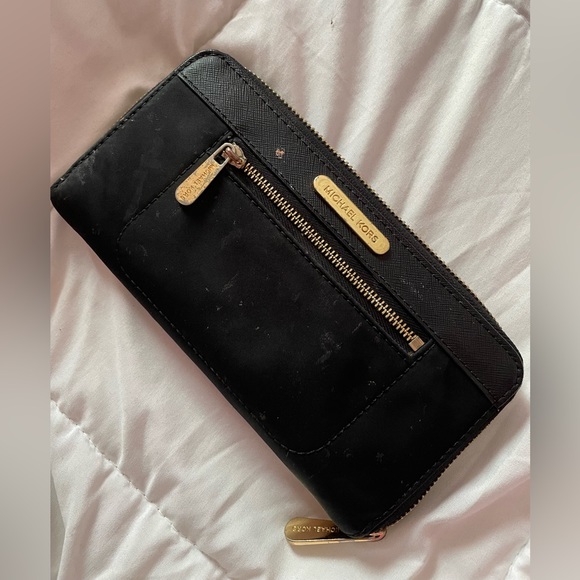 Michael Kors Wallet - Picture 1 of 3